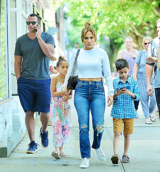 Jennifer Lopez y Alex Rodriguez se abrazan con la familia ...