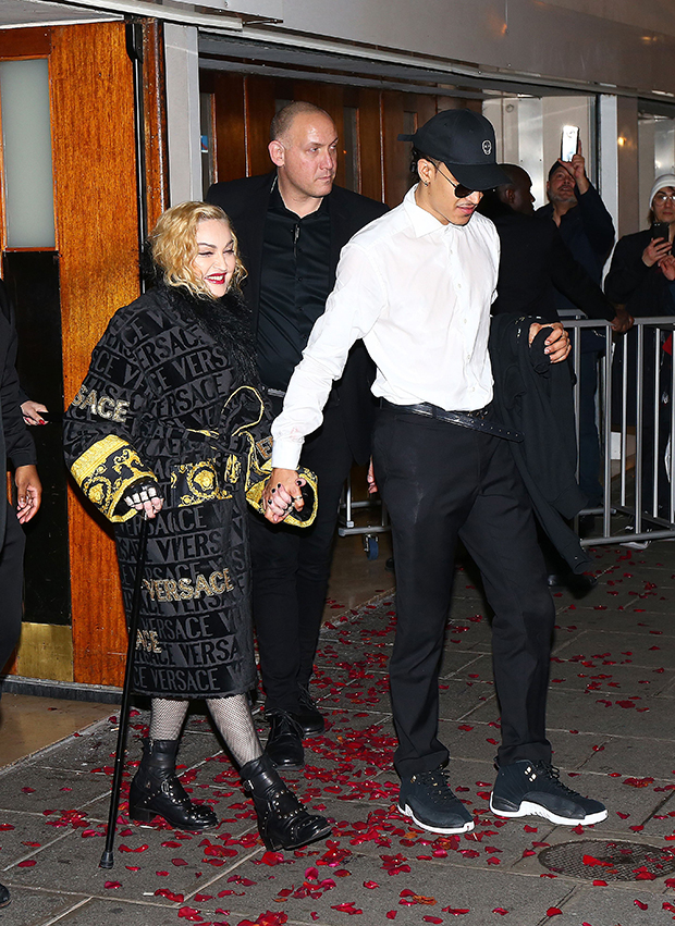 Madonna y su novio se besan en un nuevo video sexy Hollywood Life